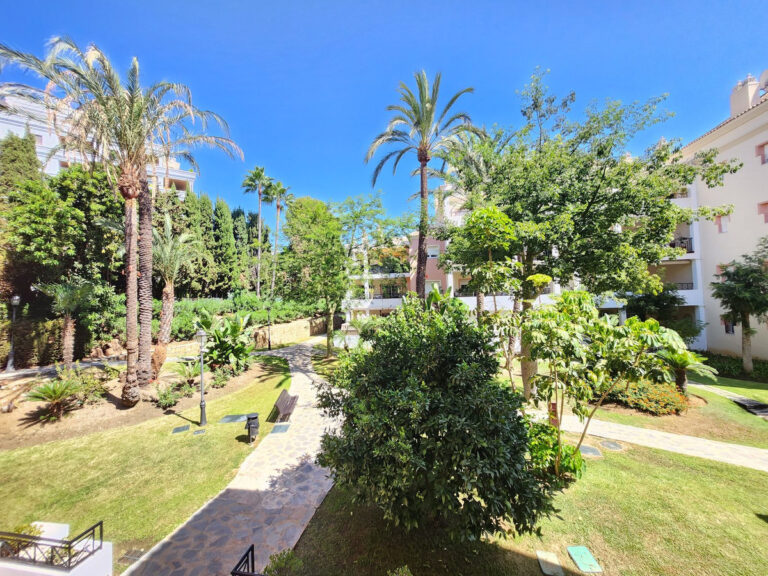 R4858000 | Middle Floor Apartment in Nueva Andalucía – € 425,000 – 3 beds, 2 baths