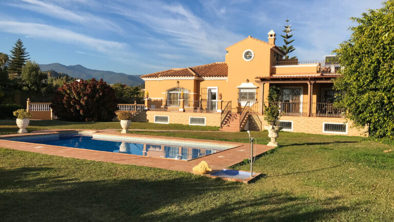 R3061342 | Detached Villa in Estepona – € 1,950,000 – 4 beds, 2 baths