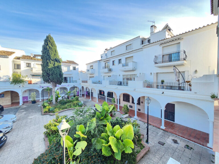 R4886929 | Townhouse in Estepona – € 439,900 – 3 beds, 2.5 baths