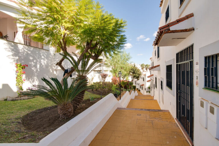 R4553434 | Duplex in Nueva Andalucía – € 449,000 – 3 beds, 2.5 baths