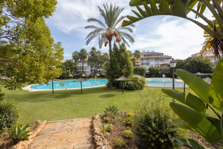 R4785337 | Middle Floor Apartment in Puerto Banús – € 395,000 – 2 beds, 2 baths