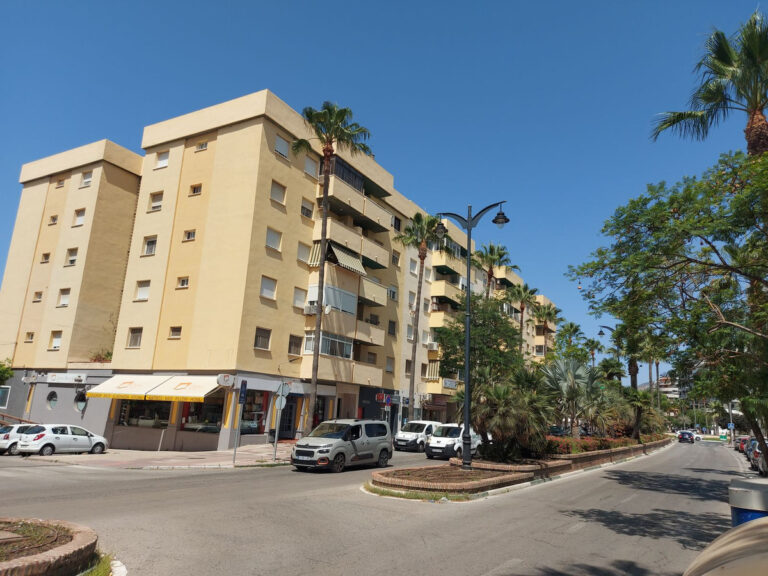 R4715242 | Middle Floor Apartment in Estepona – € 500,000 – 3 beds, 2 baths