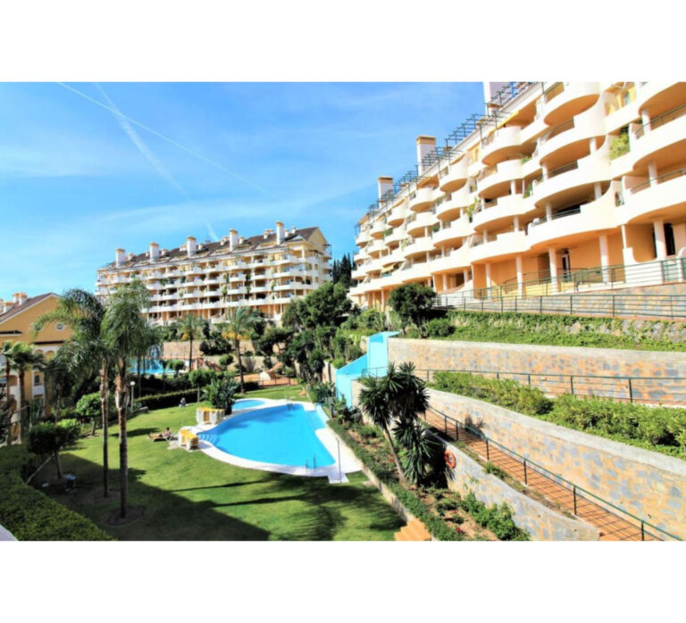 R4859746 | Middle Floor Apartment in Nueva Andalucía – € 525,000 – 3 beds, 3 baths