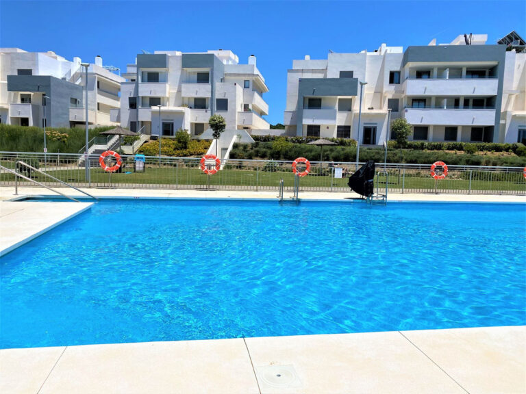 R4881622 | Middle Floor Apartment in Estepona – € 395,000 – 2 beds, 2 baths