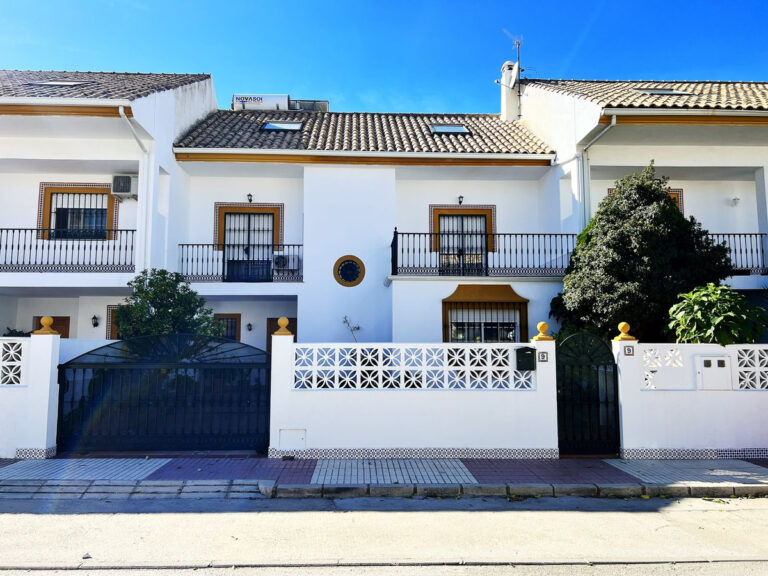 R4554604 | Townhouse in San Pedro de Alcántara – € 585,000 – 6 beds, 5 baths