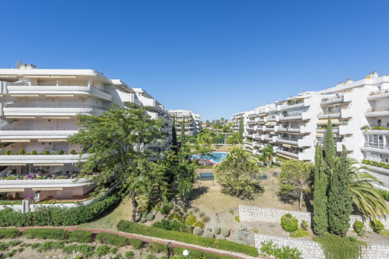 R4779457 | Middle Floor Apartment in Guadalmina Alta – € 345,000 – 2 beds, 2 baths