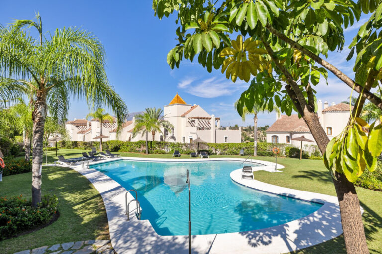 R4410589 | Townhouse in El Paraiso – € 695,000 – 4 beds, 3.5 baths