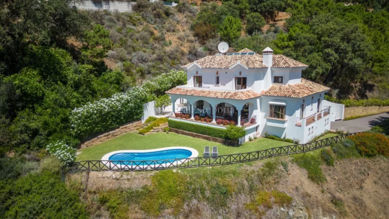 2481HFV | Villa in Benahavis – € 1,795,000 – 4 beds, 5 baths