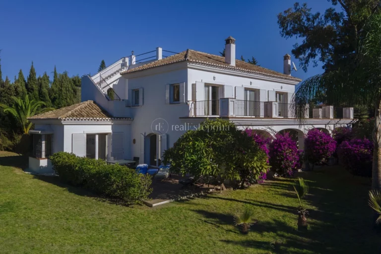 5036HFV | Villa in San Pedro de Alcantara – € 3,750,000 – 3 beds, 3 baths