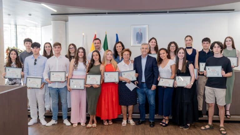 The City Council recognizes the 21 best high school students of Estepona in the XII edition of the Educational Excellence Awards