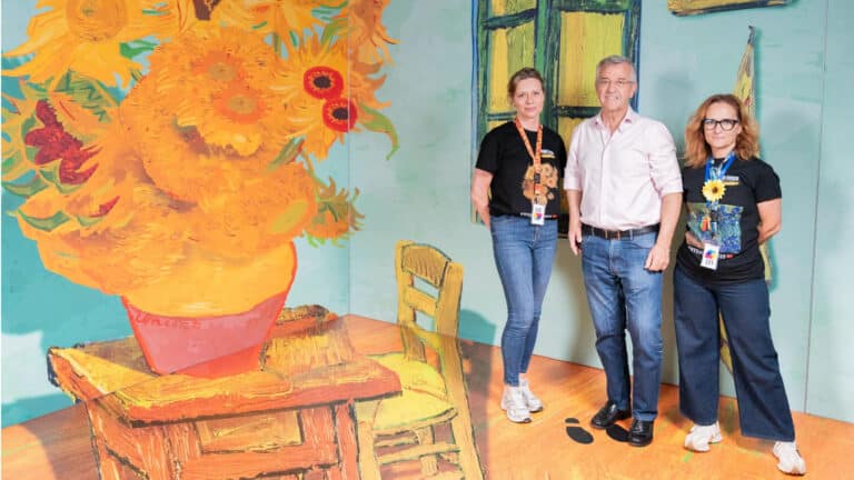 The mayor of Estepona visits the immersive exhibition Van Gogh ‘Greatest Hits’.
