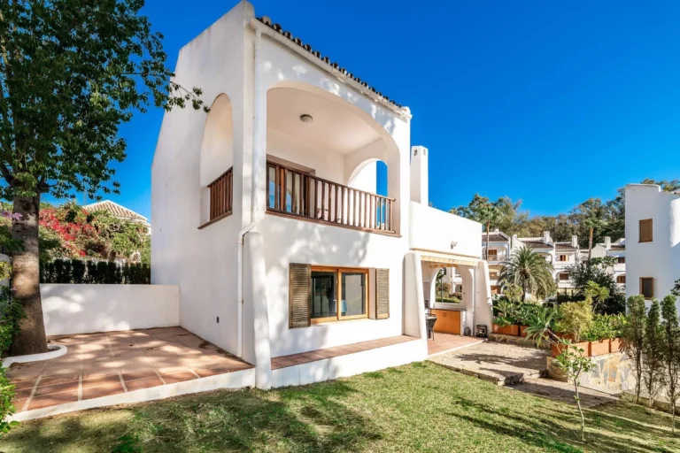 R4875049 | Detached Villa in Nueva Andalucía – € 865,000 – 3 beds, 3.5 baths