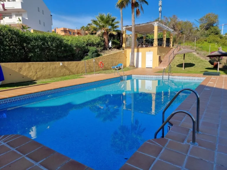 R4957453 | Top Floor Apartment in Estepona – € 630,000 – 3 beds, 3 baths