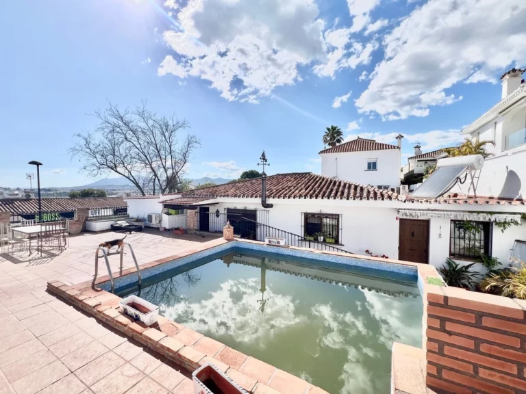 R5052439 | Detached Villa in Nueva Andalucía – € 750,000 – 4 beds, 2 baths
