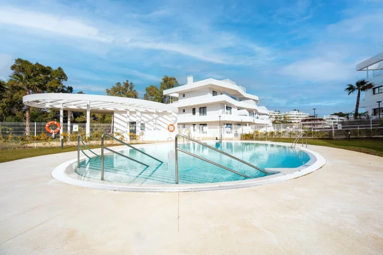 R4964029 | Middle Floor Apartment in Estepona – € 450,000 – 2 beds, 2 baths