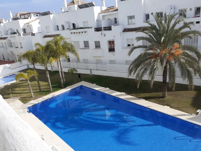 R4782544 | Middle Floor Apartment in Estepona – € 375,000 – 3 beds, 2 baths