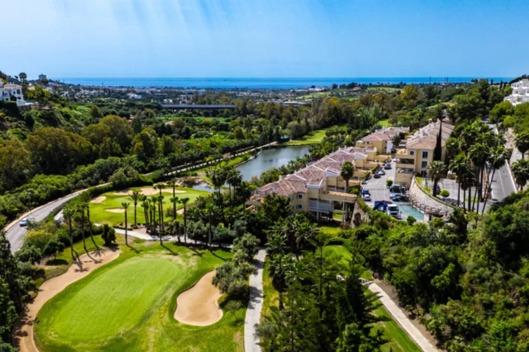 R5032477 | Middle Floor Apartment in Benahavís – € 595,000 – 2 beds, 3 baths