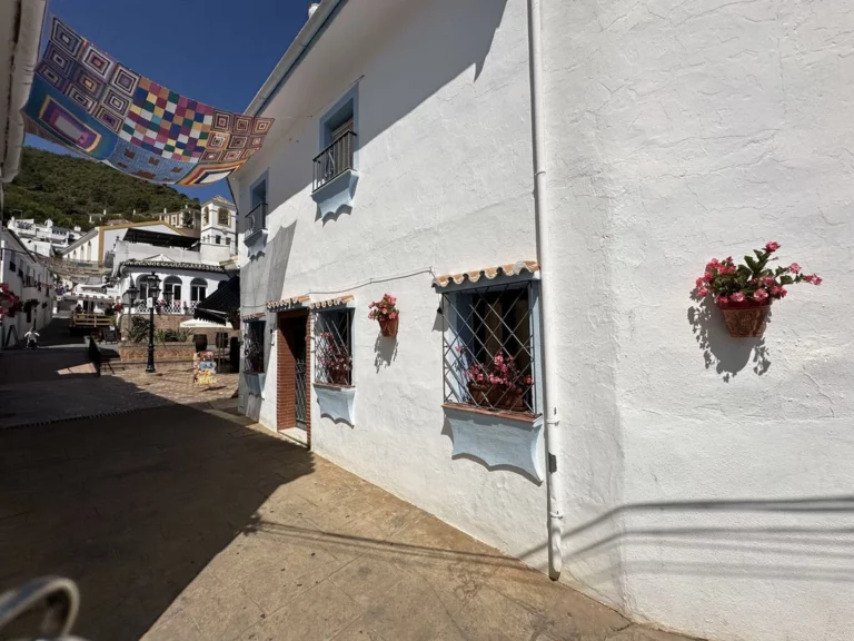 R5015119 | Semi-Detached House in Benahavís – € 355,000 – 4 beds, 2 baths