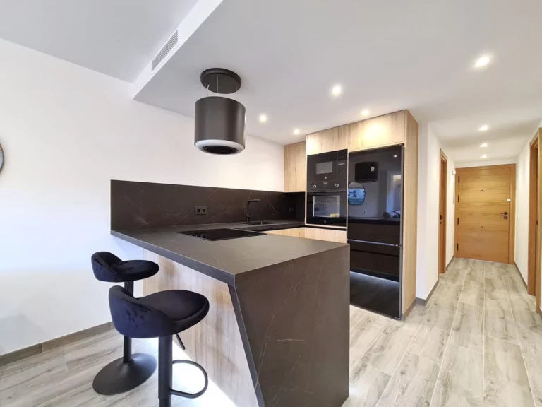 R4980601 | Middle Floor Apartment in Estepona – € 415,000 – 3 beds, 1 baths