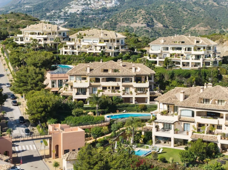 R5041933 | Middle Floor Apartment in Nueva Andalucía – € 1,495,000 – 3 beds, 3 baths