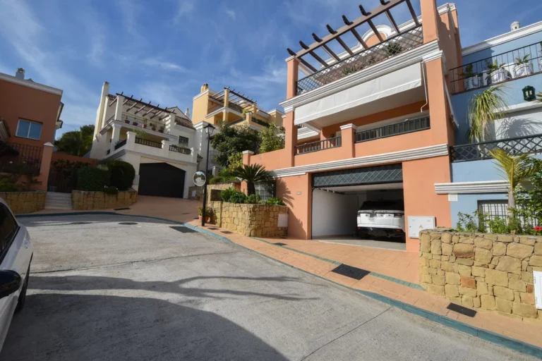 R4503346 | Townhouse in Nueva Andalucía – € 950,000 – 4 beds, 4 baths