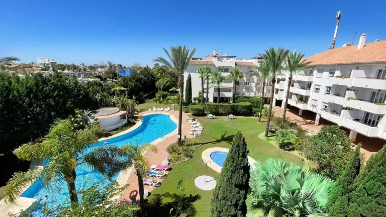 R4410466 | Penthouse Duplex in Nueva Andalucía – € 660,000 – 4 beds, 3 baths