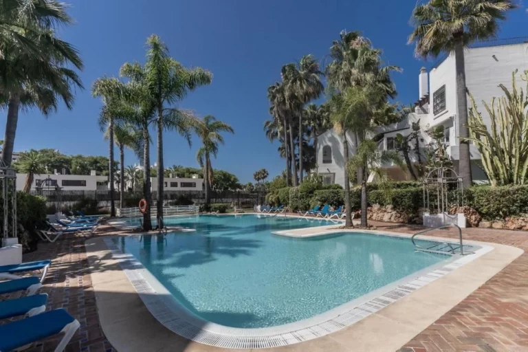 R4992316 | Penthouse Duplex in Puerto Banús – € 1,600,000 – 3 beds, 3 baths