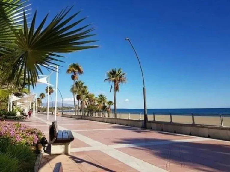 R4930378 | Middle Floor Apartment in Estepona – € 425,000 – 3 beds, 1 baths