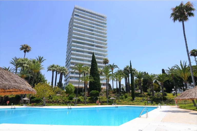 R4944217 | Middle Floor Apartment in Marbella – € 949,000 – 3 beds, 2 baths