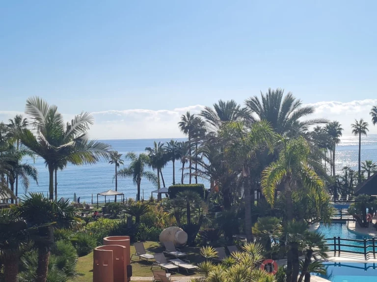 R4070902 | Middle Floor Apartment in Estepona – € 1,050,000 – 2 beds, 2.5 baths