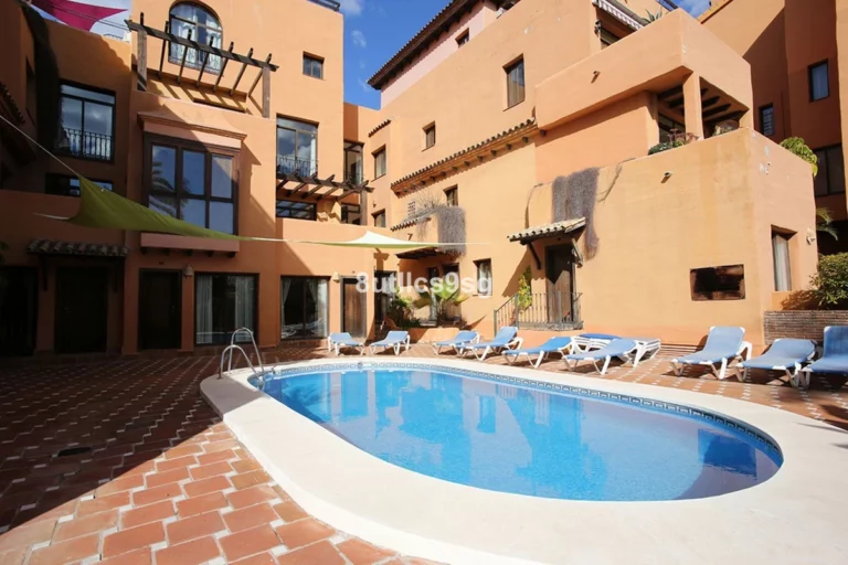R3898675 | Middle Floor Apartment in Estepona – € 600,000 – 3 beds, 2 baths