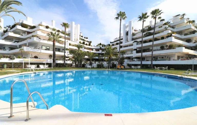 R4442830 | Middle Floor Apartment in Marbella – € 1,400,000 – 2 beds, 2 baths