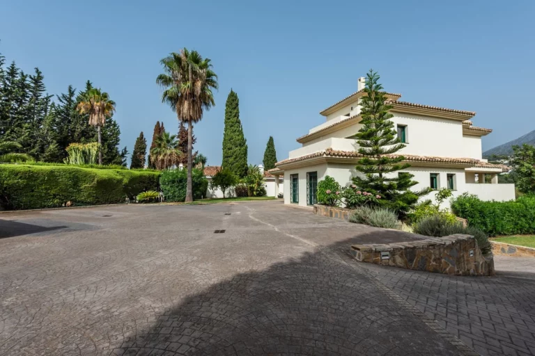 R4372357 | Detached Villa in Marbella – € 1,950,000 – 6 beds, 3.5 baths