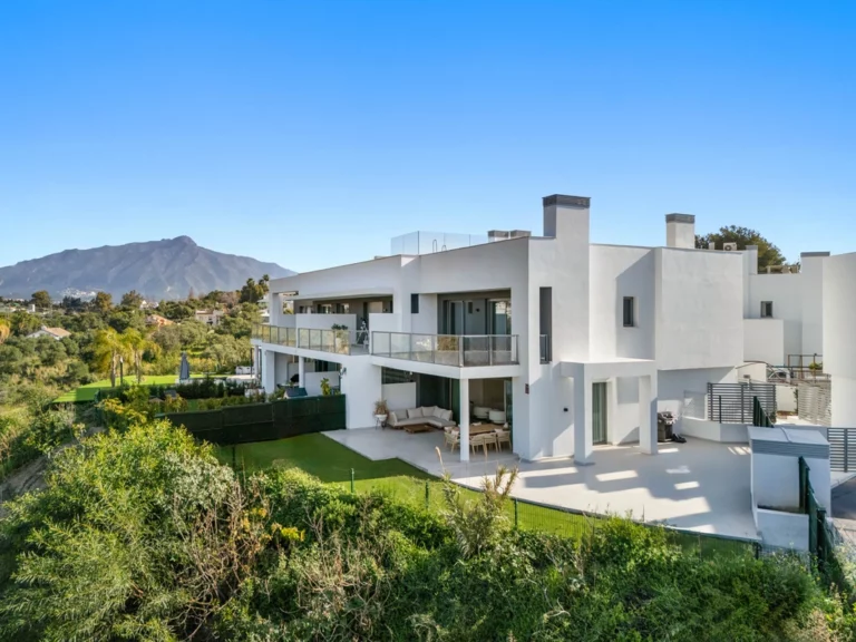 R4975258 | Semi-Detached House in Guadalmina Alta – € 1,295,000 – 3 beds, 3 baths