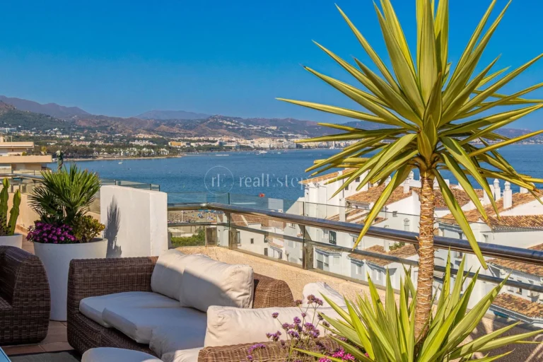 950-00001P | Penthouse in Marbella – Puerto Banus – € 2,300,000 – 3 beds, 2 baths