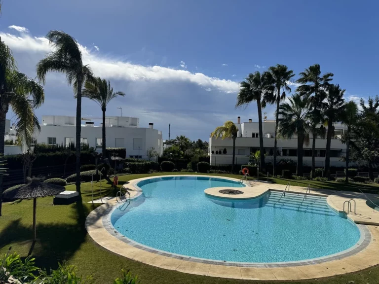 R4459048 | Top Floor Apartment in Nueva Andalucía – € 650,000 – 3 beds, 3 baths