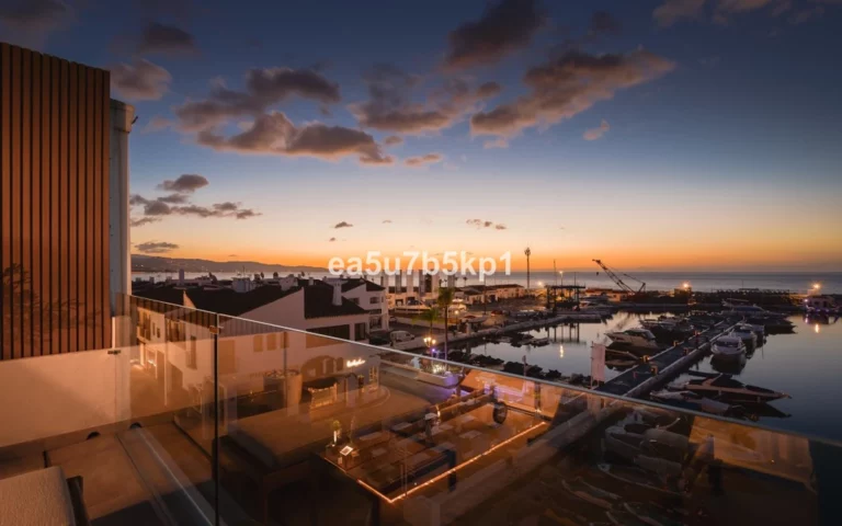 R4576387 | Penthouse in Puerto Banús – € 3,750,000 – 4 beds, 4 baths