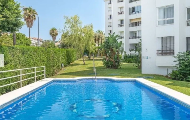 R5131645 | Middle Floor Apartment in Nueva Andalucía – € 450,000 – 3 beds, 2 baths