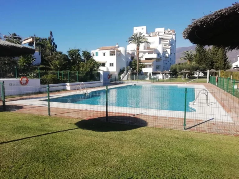 R5146729 | Middle Floor Apartment in Estepona – € 333,000 – 2 beds, 1 baths
