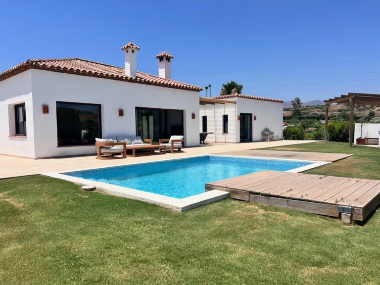 R5106574 | Detached Villa in Estepona – € 1,395,000 – 3 beds, 3.5 baths