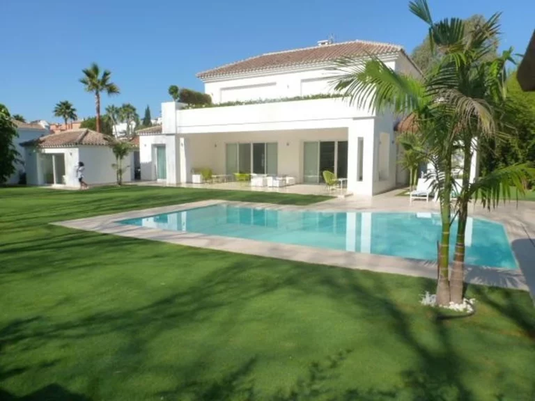 R2386847 | Detached Villa in Guadalmina Baja – € 2,995,000 – 5 beds, 4 baths