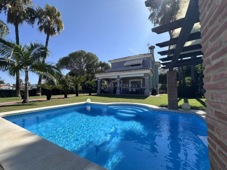 371-00106P | Villa in Estepona – € 1,350,000 – 3 beds, 2 baths