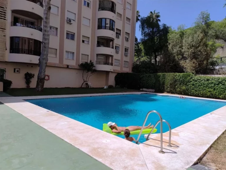 R5126437 | Middle Floor Apartment in Marbella – € 545,000 – 4 beds, 2 baths