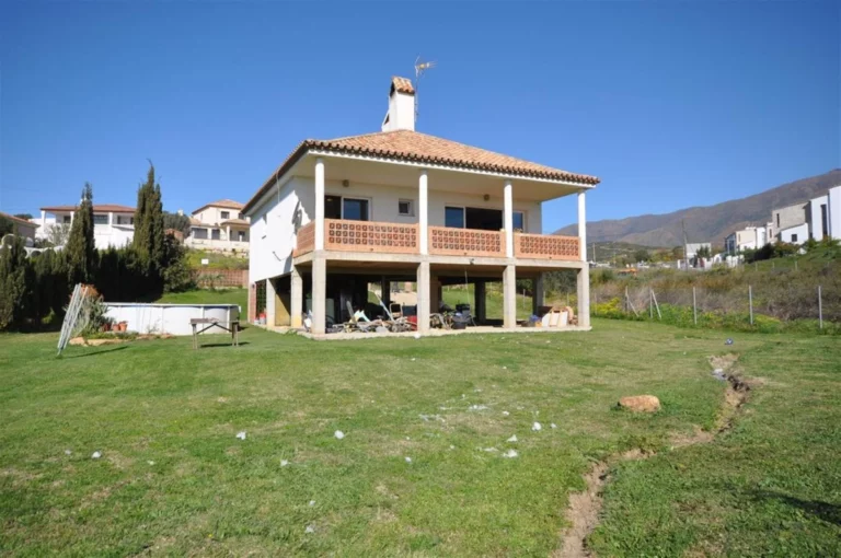 R4415791 | Detached Villa in Estepona – € 795,000 – 3 beds, 1 baths