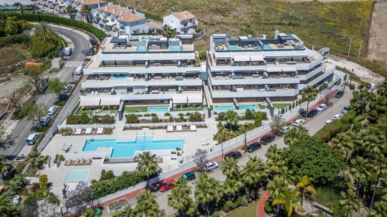 R5049346 | Middle Floor Apartment in Estepona – € 1,750,000 – 5 beds, 5 baths