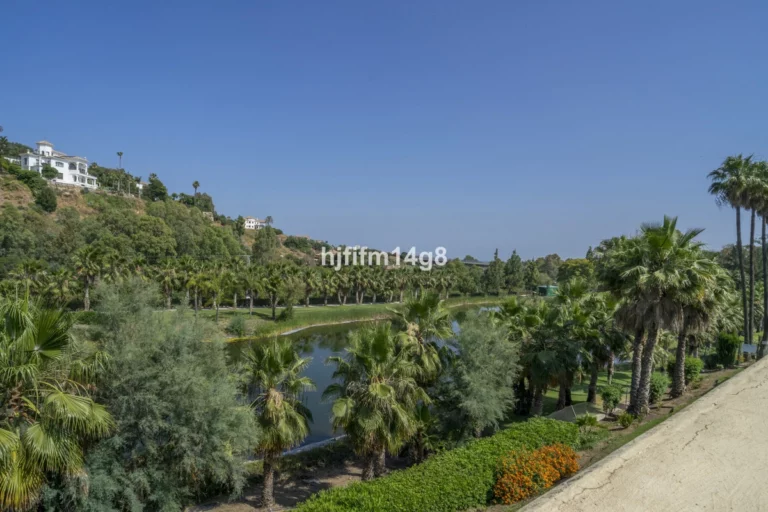 R5081509 | Middle Floor Apartment in Benahavís – € 399,000 – 2 beds, 2 baths