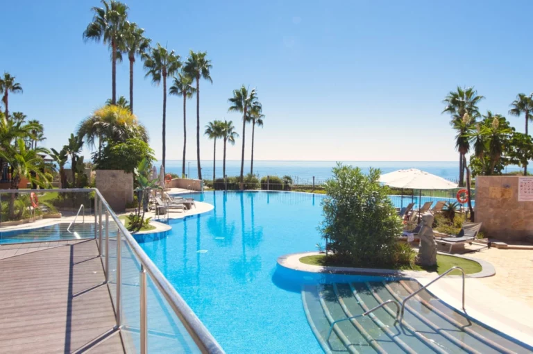 R5155237 | Middle Floor Apartment in Estepona – € 850,000 – 2 beds, 2 baths