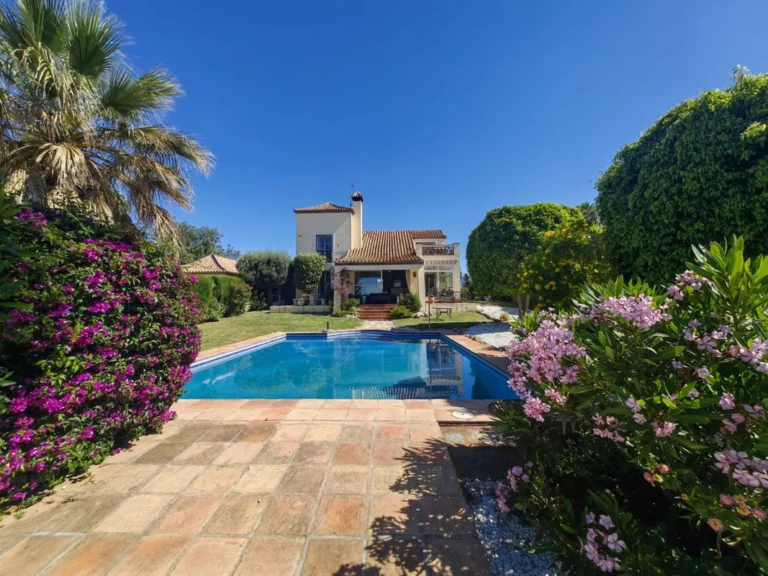 R5173057 | Detached Villa in Estepona – € 1,200,000 – 3 beds, 3 baths