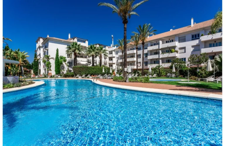 R4893559 | Penthouse in Marbella – € 850,000 – 7 beds, 7 baths