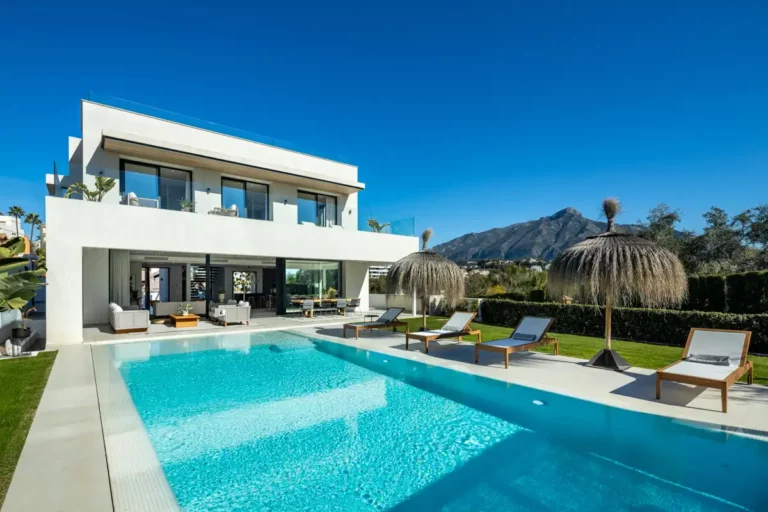 ne-CE5B1-B5 | Spacious executive home 310m² prime Marbella location sun terrace